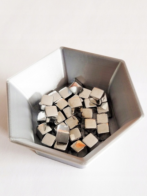 Terraformacja Marsa pojemnik metaliczny srebrny