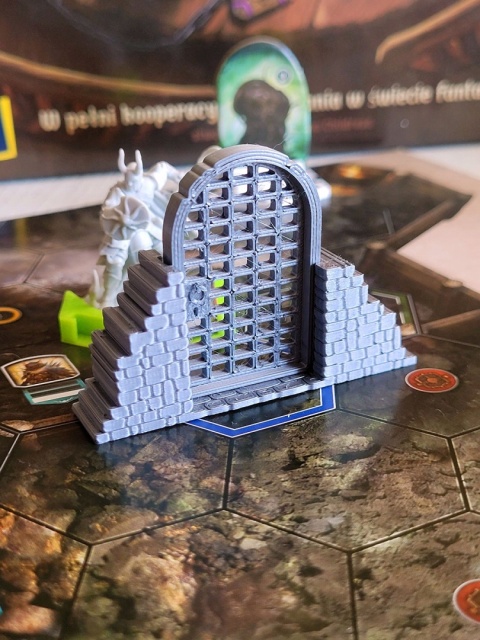 Drzwi bramy kraty wrota i podstawki 8 elementów