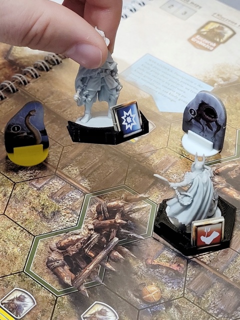 Gloomhaven Szczęki Lwa podstawki pod postacie 4 szt. MIX